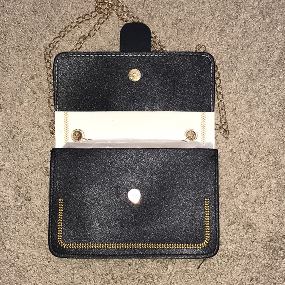 ✨SOLD🎉Black & White Embroidered Detail Chain Bag - Picture 3 of 4